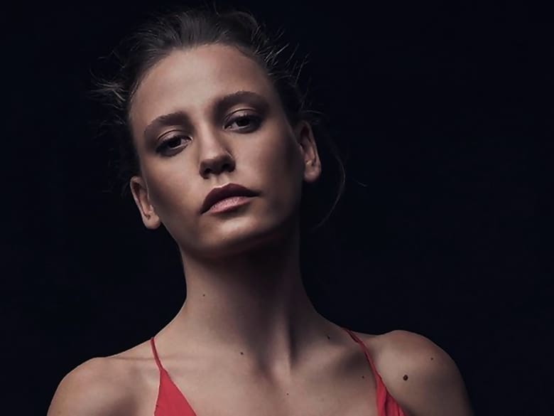 Serenay Sarıkaya kimdir?