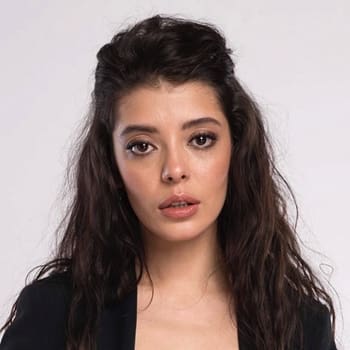 Selin Şekerci as Zeynep