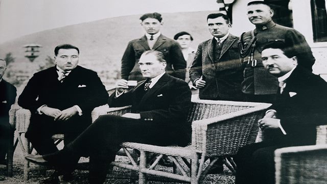 Atatürk Kahve İçerken Resmi