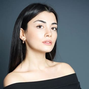 Özge Yağız