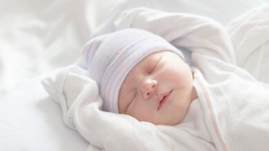 Yeni doğan bebek neden çok uyur?